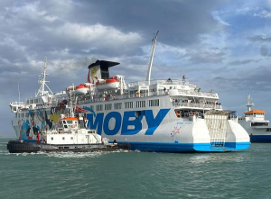 Difficoltà di attracco per il Moby Kiss a Piombino, due rimorchiatori a supporto delle operazioni