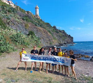 I volontari e le volontarie di &#039;Vele Spiegate&#039; ripuliscono la spiaggetta del Grigolo