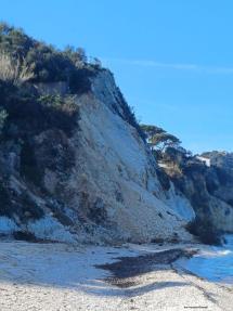 Frana sulla spiaggia di Capo Bianco una grande massa rocciosa