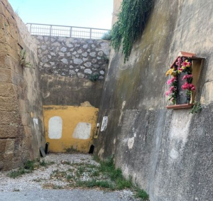 Vandalico accumulo di rifiuti a Portoferraio (tra il materiale un registratore di cassa scassinato e abbandonato)