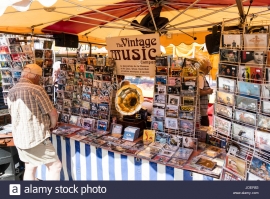 Bancarelle di antiquariato, artigianato e vintage a Porto Azzurro