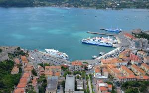 Portoferraio: nuove luci e vecchie ombre di un porto incompiuto