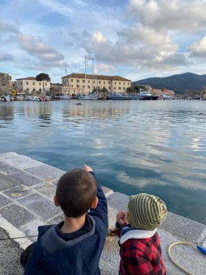 I bimbi a banchina ed il delfino in Darsena