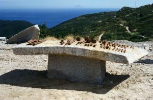 La scultura di Giò Pomodoro abbandonata, ma recuperabile al patrimonio artistico