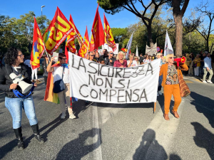 Fotocronaca: Manifestazione in corso a Piombino, circa 3mila persone intervenute