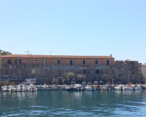 Fortezze mediceo-lorenesi. Fronte di attacco di mare. La cinta muraria della darsena e la batteria sopra la porta nuova (parte 1)