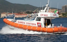 Guardia Costiera presta soccorso ad una giovane ferita in mare