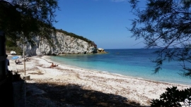 In bus (gratis) sulle Spiagge Bianche ferajesi di giorno, in Centro Storico la sera