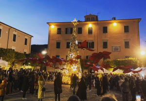 Festività natalizie marinesi, la minoranza: bene le luminarie ma chiediamo uno sforzo in più