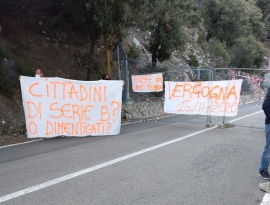 La manifestazione a Campo Lo Feno  sollecitata la riapertura della SP 25.