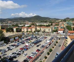 Portoferraio: Giorno da bollino rosso al porto, un&#039;ordinanza per liberare il parcheggio del “Residence”