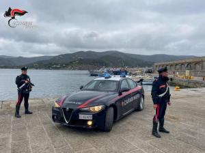 Due giovani di 20 26 anni, all&#039;imbarco per tornare all&#039;Elba, colti con droga e coltello a serramanico