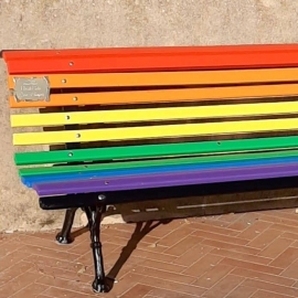 Il vento omofobo che scompiglia le panchine arcobaleno