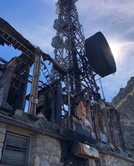 Le immagini del ripetitore bruciato sul Monte Capanne