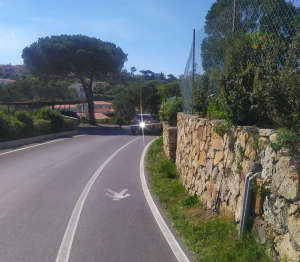 Portoferraio - via Einaudi: parcheggi e velocità dei veicoli rendono pericoloso il transito pedonale