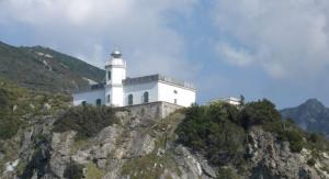 A Sciambere: Faro di Punta Polveraia Affittasi