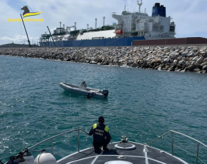 Subacqueo in immersione in zona interdetta nel porto di Piombino, sanzionato dalla GdF di Portoferraio