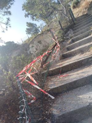 Fotonotizia: Spiaggia della Padulella, un pericoloso accesso da mettere in sicurezza