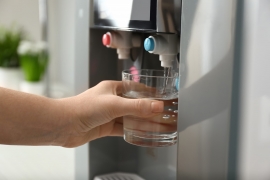 Avis: acqua per i donatori di sangue in bottiglie di plastica monouso, cattivo esempio