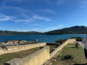 Amministratori a passeggio sulle mura medicee