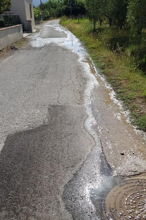 Perdita d&#039;acqua in via degli Alzi a Campo