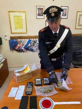 Porto Azzurro: intercettato plico postale con 120 gr di marijuana. Tre giovani denunciati dai Carabinieri 