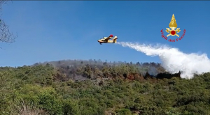 Incendio: i lanci del Canadair per spengere le fiamme - VIDEO