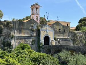 Porto Azzurro: detenuto per protesta si arrampica sul tetto del carcere, soccorso e salvato dai VVFF