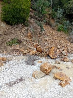 Portoferraio: una frana sulla spiaggia dei Prunini