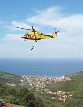 Doppio elisoccorso per turisti caduti con lo scooter fuori strada a Poggio