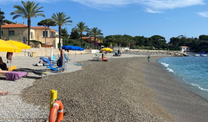 La nave gialla si mangia la spiaggia del Cavo