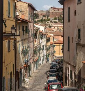 Danneggiata (dal traffico veicolare) la rete idrica in via della Fonderia a Portoferraio