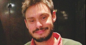 Si stringono mani macchiate dal sangue di Regeni