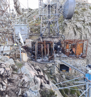 Fotonotizia: degrado e trascuratezza in vetta al Capanne