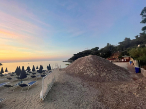 I Montarozzi di Posidonia che ancora occupano la spiaggia &quot;libera&quot; a Spartaia