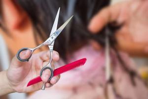 Aveva bisogno solo di una spuntatina ai capelli...