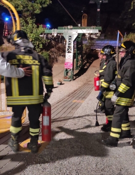 Va a fuoco nella notte un&#039;antenna sul Monte Capanne, intervengono Vigili del Fuoco e Carabinieri Forestali