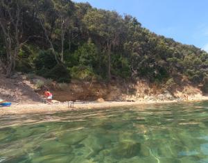 Massi cadono sulla spiaggia della Paolina, interdetta la zona ai bagnanti